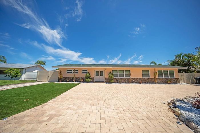 245 78th Ave N listing photo 1