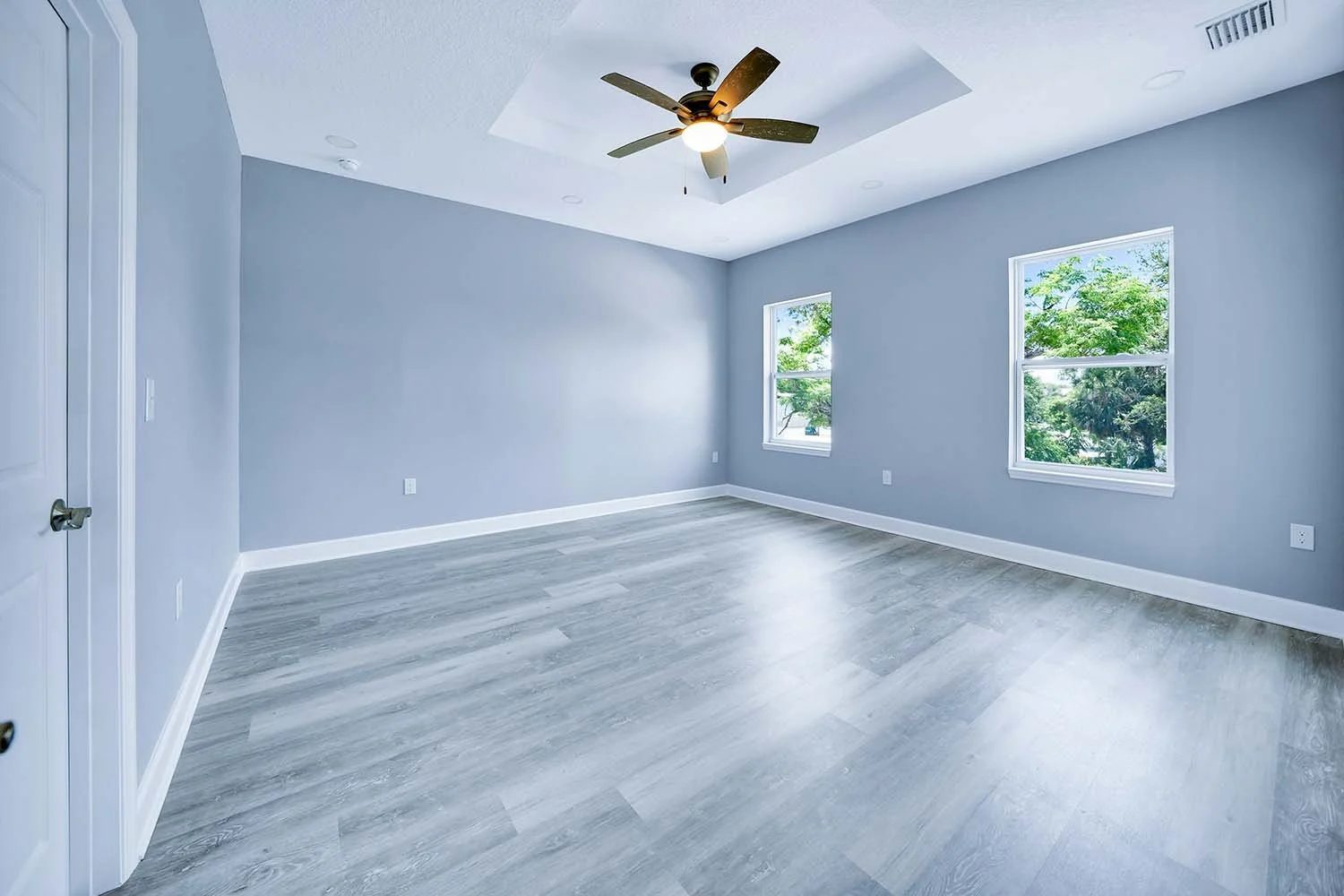 Empty room 2, before virtual staging
